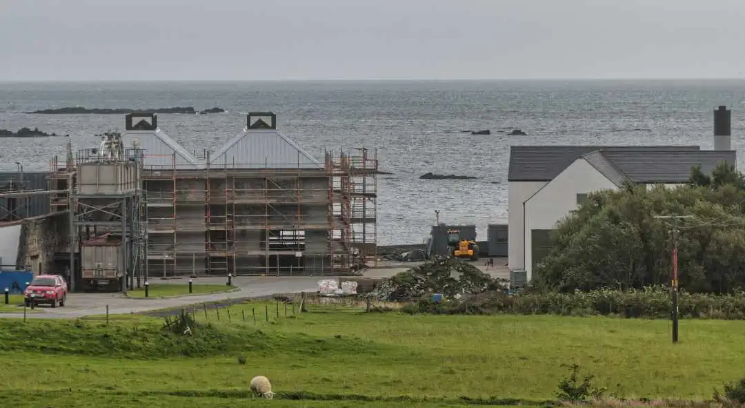Ardbeg Distillery - Neues Stillhouse (Ansicht von der Strasse aus)