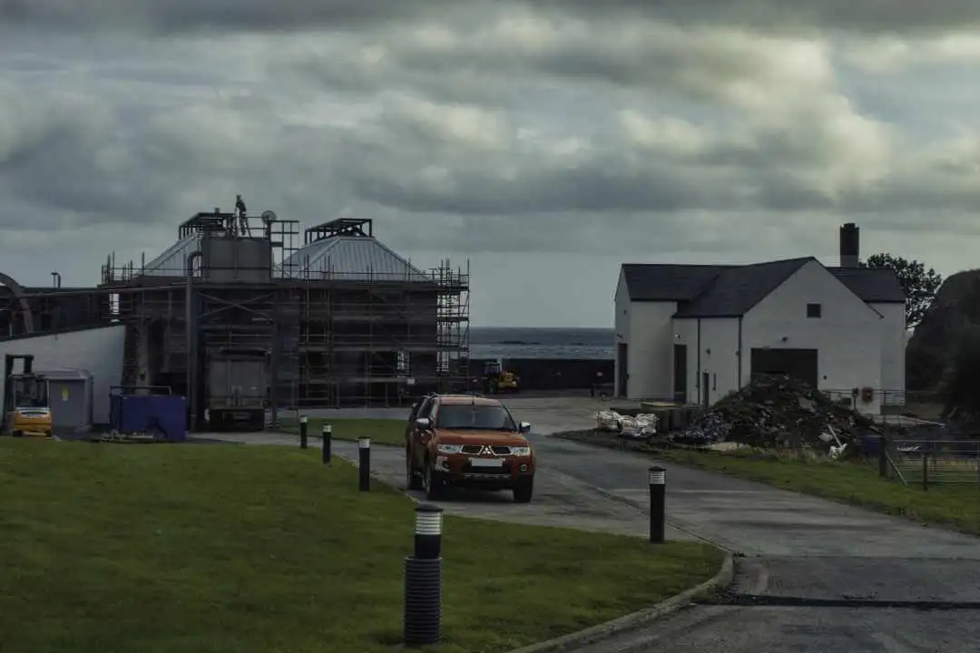 Ardbeg Distillery - Neues Stillhouse (Foto von der Anfahrt)