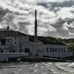 Bowmore Distillery - Die Brennerei vom Hafen betrachtet (Seesicht)