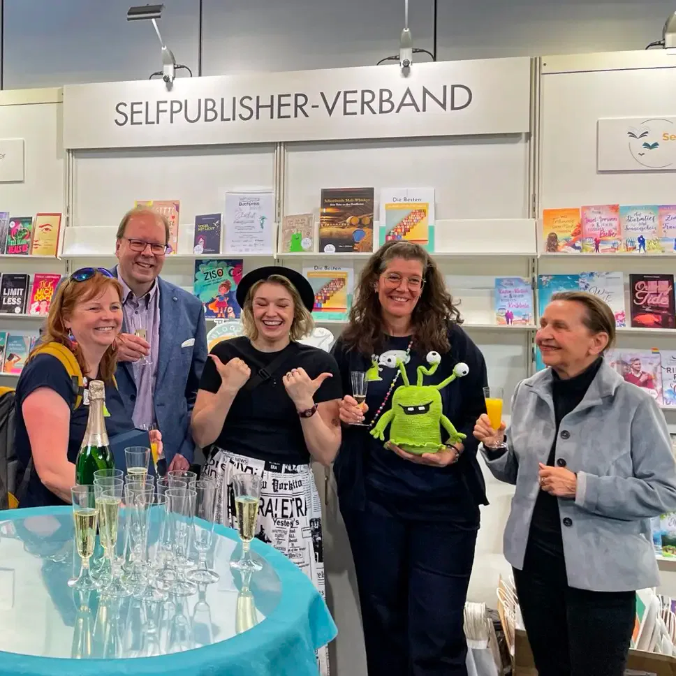 Selfpublisher-Verband: Selfpublishing Buchpreisverleihung - Feiern am Stand mit den Gewinnerinnen und dem Gewinner
