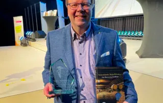 Selbie 2025/26: SelfPublishing Buchpreis - Marc A. Hoffmann mit dem Preis und seinem Buch 
