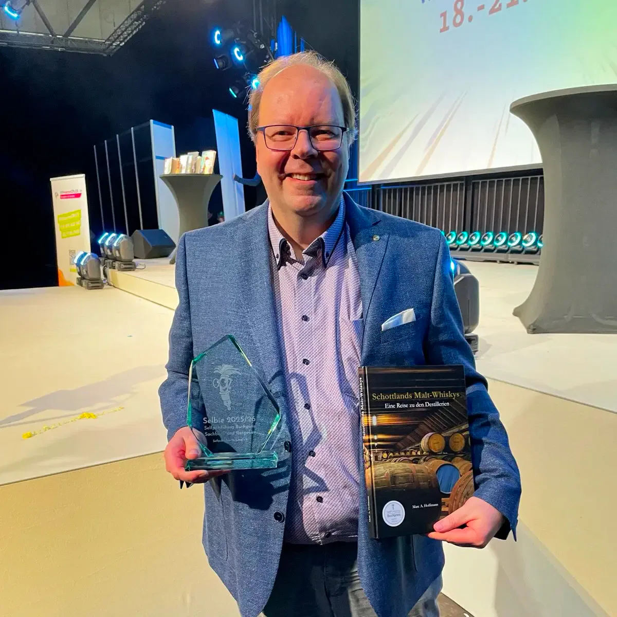Selbie 2025/26: SelfPublishing Buchpreis - Marc A. Hoffmann mit dem Preis und seinem Buch 