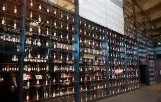 Macallan Besucherzentrum Flaschenwand