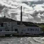 Bowmore Distillery - Die Brennerei vom Hafen betrachtet (Seesicht)