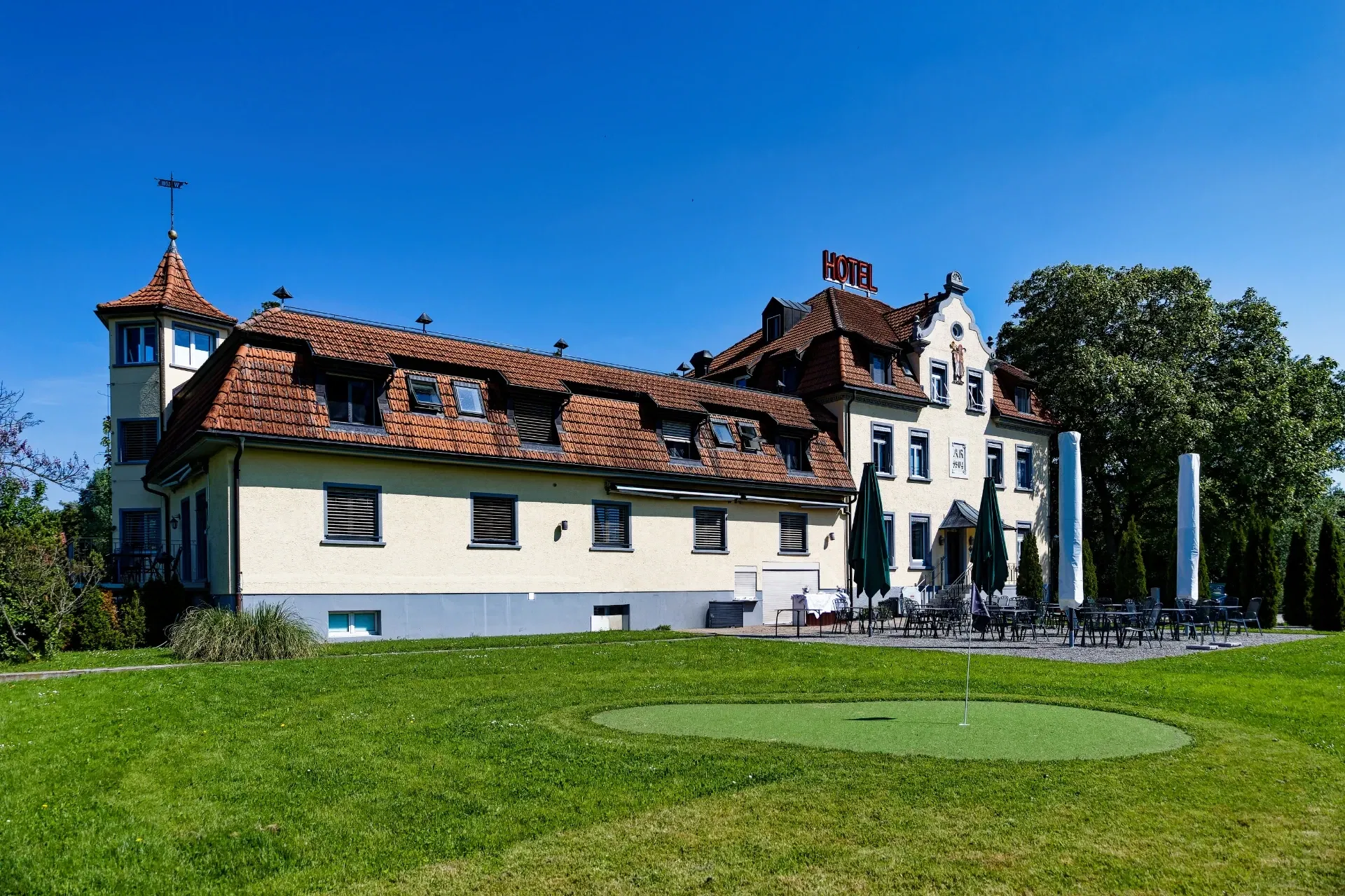 Hotel Trompeterschlössle - Ansicht von aussen mit 1-Loch Golfplatz