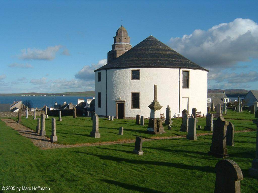 Die Rundkirche in Bowmore auf der Insel Islay (Kilarrow Parish Church)