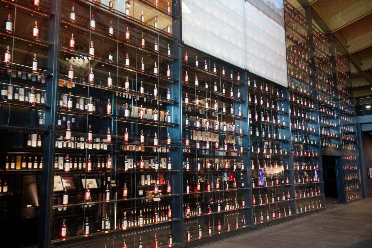 Macallan Besucherzentrum Flaschenwand
