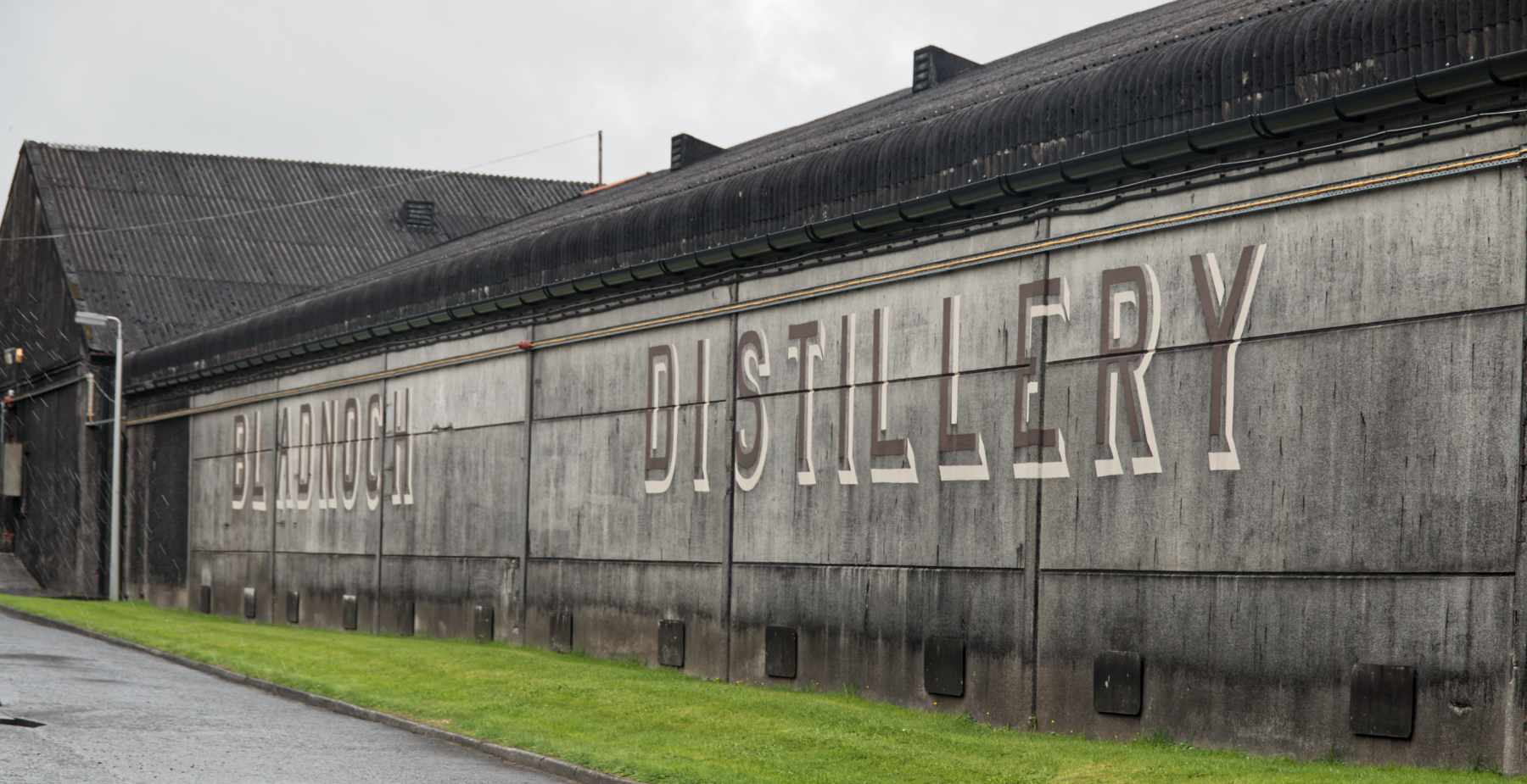Bladnoch-Warehouse Bladnoch Distillery - Warehouse mit Schriftzug