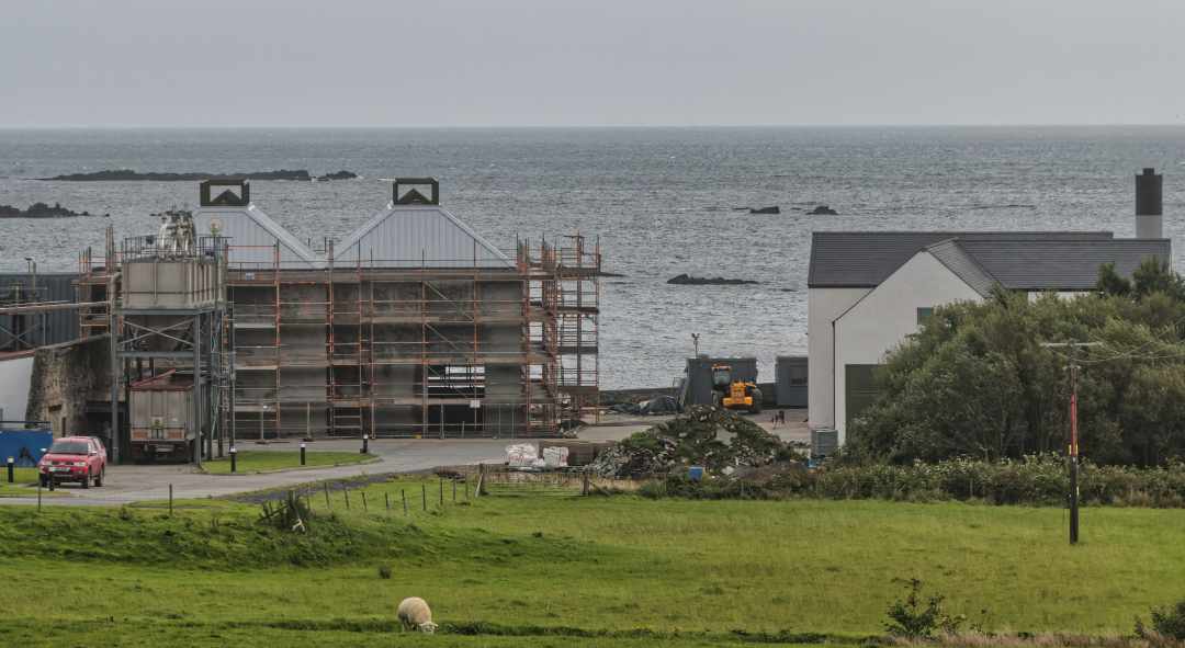 Ardbeg Distillery - Neues Stillhouse (Ansicht von der Strasse aus)