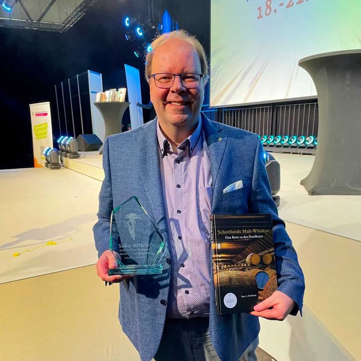 Selbie 2025/26: SelfPublishing Buchpreis - Marc A. Hoffmann mit dem Preis und seinem Buch "Schottlands Malt-Whiskys - Eine Reise zu den Destillerien"